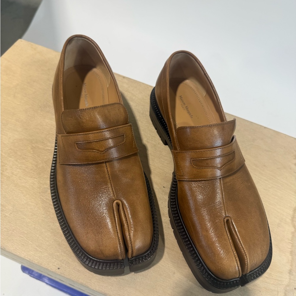 Maison Martin Margiela Women's Split-Toe Tabi Loafers in Brown Leather - Picture 4 of 8